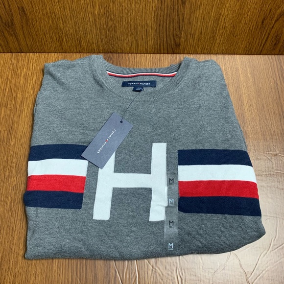 🔥NWT🔥Gray Tommy Hilfiger Crewneck Sweater - Picture 2 of 5